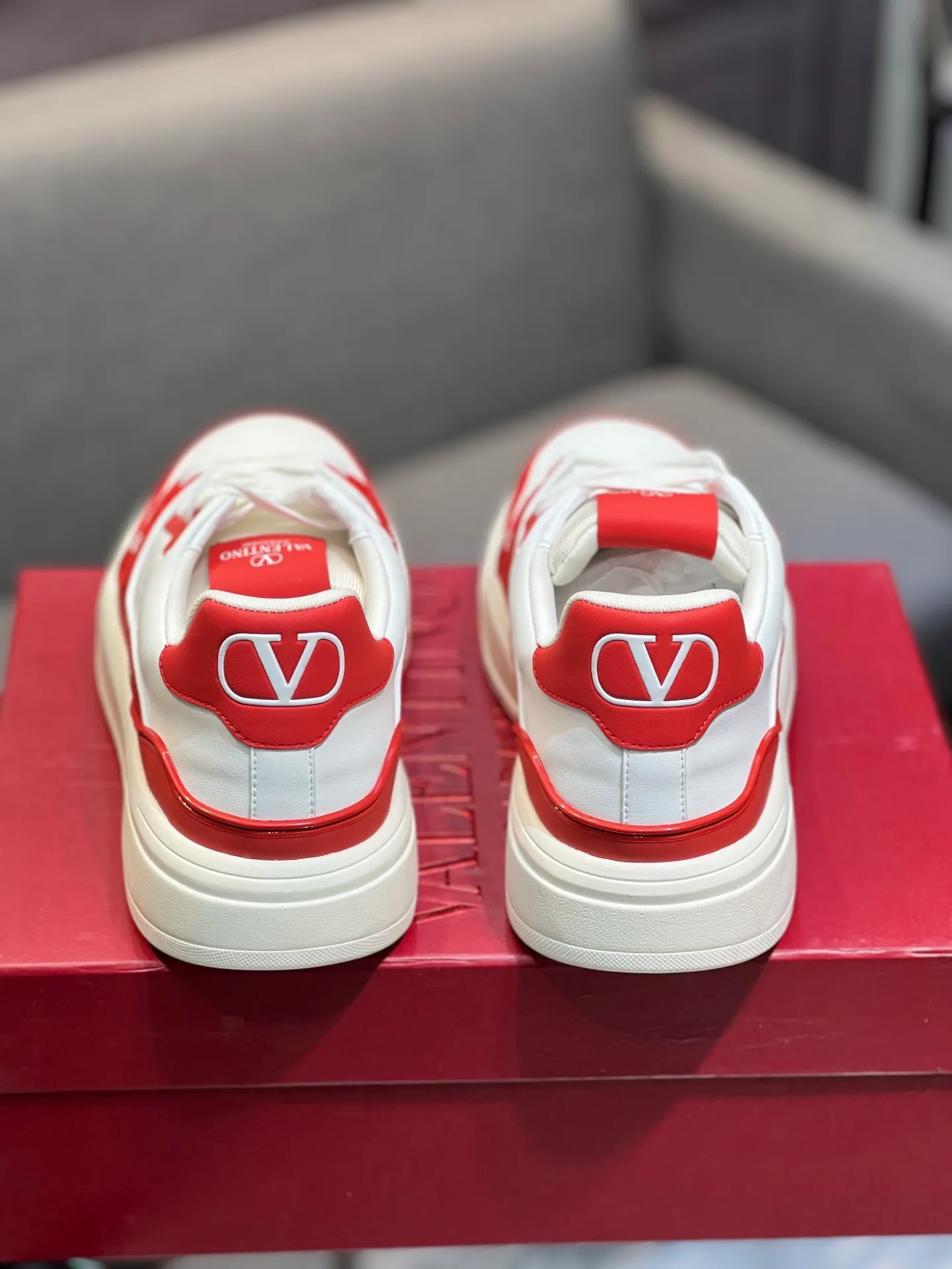 Men's men's shoes 💰660 𝑽𝒂𝒍𝒆𝒏𝒕𝒊𝒏𝒐 Valentino 𝑶𝒏𝒆𝑺𝒕𝒖𝒅 Couple's sneaker series Valentino 2025 latest couple's sneakers, celebrity style, hot sale. The original ZP was purchased and dismantled. Repeated pattern making and modification. I strive to restore the original version 1:1! Top luxury masterpiece, soft and comfortable, combining fashion and leisure, bringing excellent elegant texture and excellent on-foot comfort. Top purchase version upper: imported calfskin surface/original oil edge craftsmanship. Inner: water-dyed cowhide lining. Outsole: original development 𝐓𝐏𝐔 two-color combination outsole. Packaging: original configuration complete package. Code number: 35-44 yards. 34.45 can be customized. Can be customized (self-labeled-no label) order.